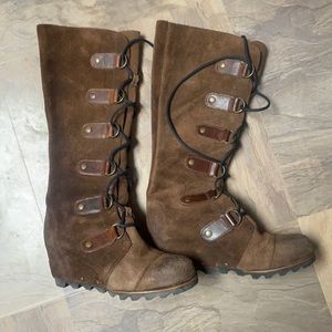 Excellent suede Sorel brown size 6 tie up boot